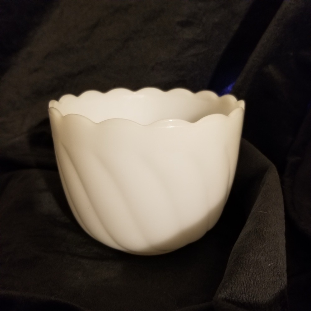 Elegant White milk glass bowl circa 60’s